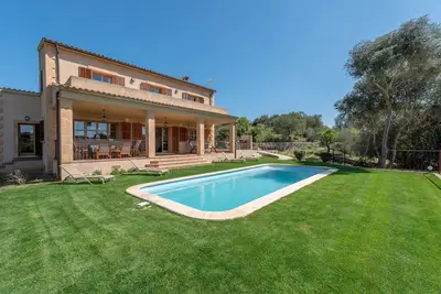 Image de Fantastique maison de campagne avec piscine, Wi-Fi, véranda et jardin.