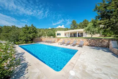 Image de Propriété de rêve avec vue sur les montagnes, piscine et Wi-Fi - animaux domestiques acceptés, places de parking à disposition