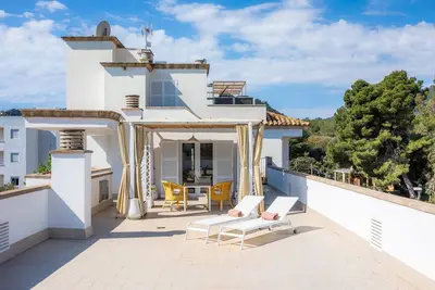 Image de Appartement près de la plage avec accès à la piscine, terrasse privée, climatisation et Wi-Fi.