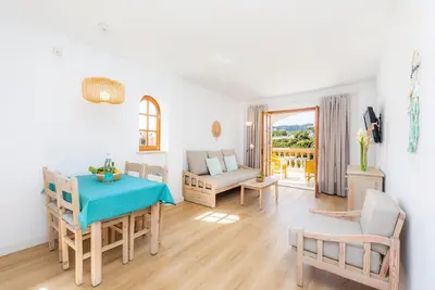 Image de Appartement proche de la plage avec accès à une piscine, terrasse privée, climatisation et Wi-Fi