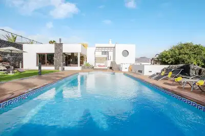 Image de Villa de luxe Abaego avec piscine chauffée et spa privé