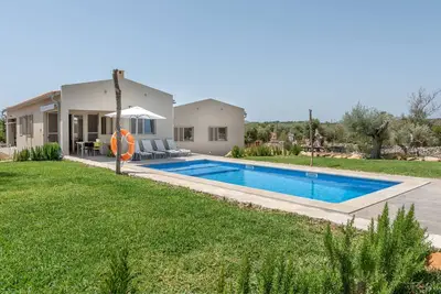 Image de Belle maison de campagne avec piscine, jardin, terrasse et Wi-Fi.
