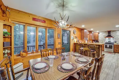 Image de Chalet Woodsy avec piscine communautaire et zone d'alimentation des chevreuils