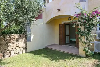 Image de Appartement 'Giardini Di Bados B3' avec terrasse partagée, jardin partagé et climatisation