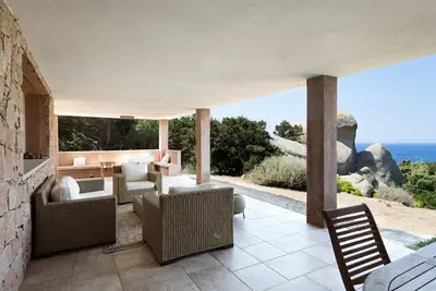 Villa moderne \"I Graniti\" près de la mer avec vue sur la mer, patio, climatisation et Wi-Fi