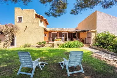 Image de Maison de vacances située au calme, avec vue sur la mer, jardin et terrasse.