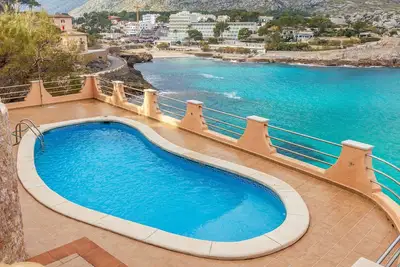 Image de Logement de vacances moderne avec vue sur la mer, piscine, balcons, climatisation et Wi-Fi