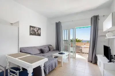 Image de Beautiful Apartment On the Beach with Terrace & Gorgeous Ocean View; Street Parking Available
