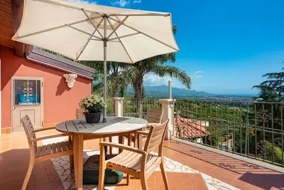 Image de Villa méditerranéenne avec Wi-Fi, climatisation et piscine partagée.