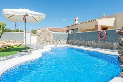 Image de Maison climatisée à proximité de la plage avec piscine, terrasse, jardin et Wi-Fi