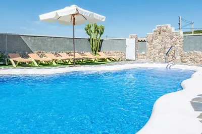 Image de Appartement climatisé à proximité de la plage avec piscine, terrasse, jardin et Wi-Fi