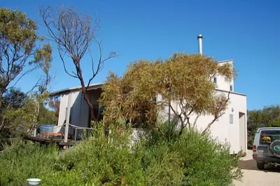 Image de The Architects House - Architecturally designed home in a scrubland setting with native birdlife and a bush track to the beach