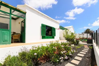 Image de Maison en position centrale avec jardin potager, terrasse, vue sur les montagnes et Wi-Fi