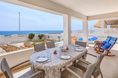 Image de Maison de vacances climatisée avec balcon, terrasse, vue sur mer et Wi-Fi.