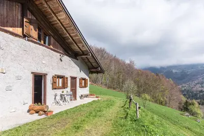 Image de Magnifique maison de vacances \"Baita Rustica immersa nel verde\" avec vue sur les montagnes.