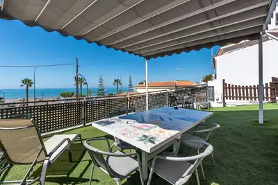 Image de Appartement climatisé situé directement sur la plage avec vue imprenable, terrasse et Wi-Fi