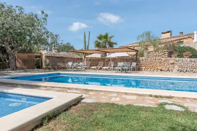 Image de Magnifique petite maison dans une ferme avec Wi-Fi, piscine et grand espace extérieur.