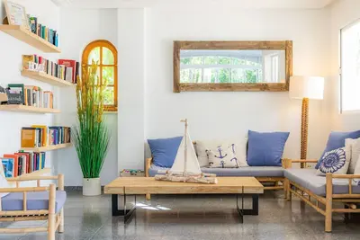 Image de Appartement proche de la plage avec accès à une piscine, terrasse privée, climatisation et Wi-Fi