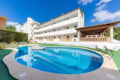 Image de Appartement proche de la plage avec accès à une piscine, terrasse privée, climatisation et Wi-Fi
