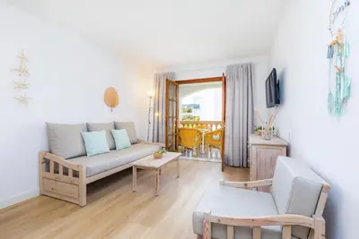 Image de Appartement proche de la plage avec accès à une piscine, terrasse privée, climatisation et Wi-Fi