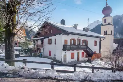 Image de Cesa Crepaz Piccolo' avec vue sur montagne et jardin