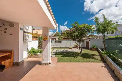 Image de Maison de vacances climatisée sur la plage avec jardin, terrasse et Wi-Fi ; Parking disponible, animaux acceptés.