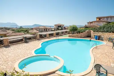 Image de Maison de vacances avec piscine, jardin et terrasse ; garage disponible