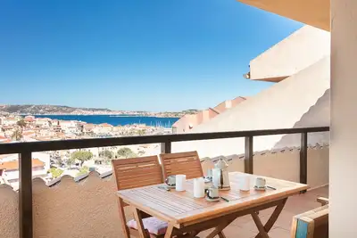 Image de Appartement de trois pièces au centre avec vue sur la mer