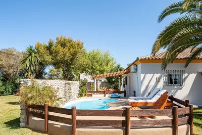 Image de Maison de vacances climatisée avec patio, piscine, Wi-Fi et pelouse