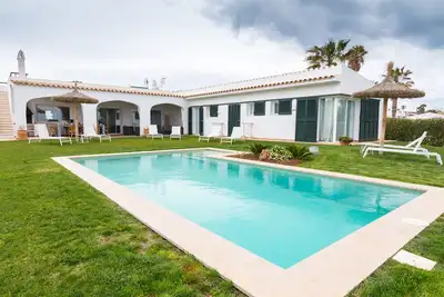 Image de Luxueuse villa \"Binimigi\" avec vue sur la mer, terrasse et piscine privée