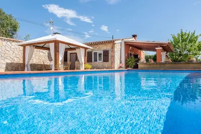 Image de belle villa de compagne avec piscine, terrasses & Wi-Fi; Parking disponible