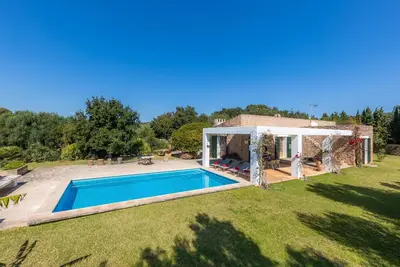 Belle villa avec Wi-Fi, piscine, pelouse et patio ; Parking disponible