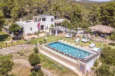 Image de Villa de rêve avec piscine à débordement, vue sur la mer, jardin aménagé et plusieurs terrasses