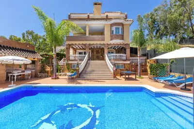 Image de Belle villa \"Trebol\" avec vue panoramique, Wi-Fi, jardin, terrasse et piscine