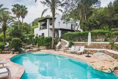 Villa \"Can Blay\" avec piscine, climatisation, terrasses, vue sur la montagne et la mer