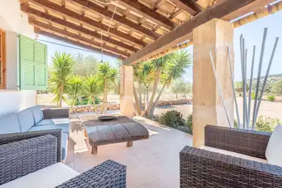 Image de Maison de campagne idyllique avec piscine, jardin, terrasse, Wi-Fi et climatisation.