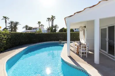 Image de Maison de vacances climatisée à 150m de la plage avec piscine privée; Terrasses & Wi-Fi; Parking disponible