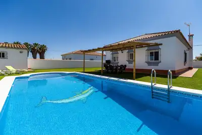 Image de Maison de vacances \"Chalet Isla del Sotillo\" à proximité de la plage avec piscine et grand jardin