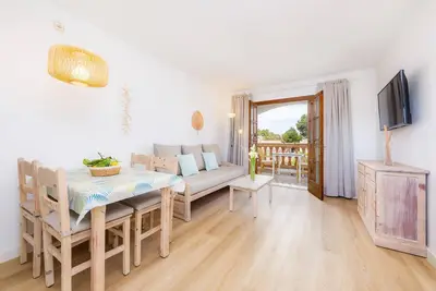 Image de Appartement proche de la plage avec accès à une piscine, terrasse privée, climatisation et Wi-Fi