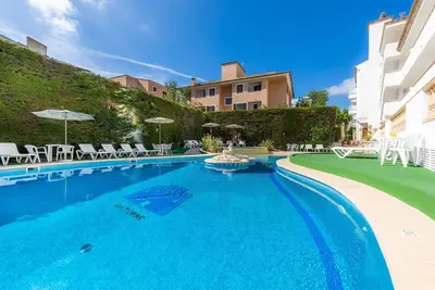 Image de Appartement proche de la plage avec accès à une piscine, terrasse privée, climatisation et Wi-Fi