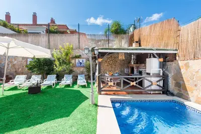 Maison tranquille à proximité des principales attractions, avec piscine, terrasse et jardin