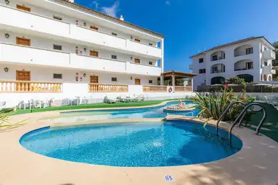 Image de Appartement proche de la plage avec accès à une piscine, terrasse privée, climatisation et Wi-Fi