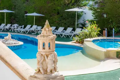Image de Appartement proche de la plage avec accès à une piscine, terrasse privée, climatisation et Wi-Fi