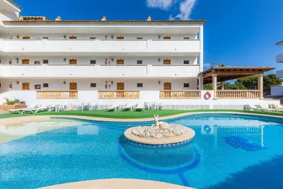 Image de Appartement proche de la plage avec accès à une piscine, terrasse privée, climatisation et Wi-Fi