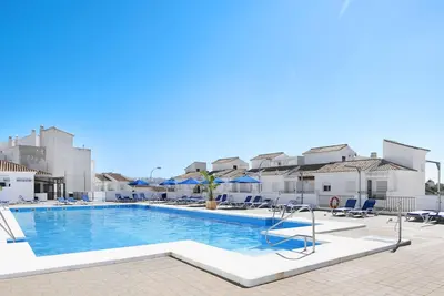 Image de Appartement moderne avec piscine, bassin pour enfants, 2 terrasses et Wi-Fi