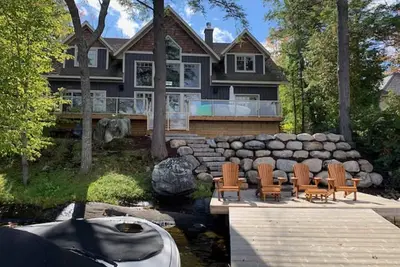 Image de Magnifique chalet à aire ouverte sur la rivière Moon! 10 minutes à pied de Bala!