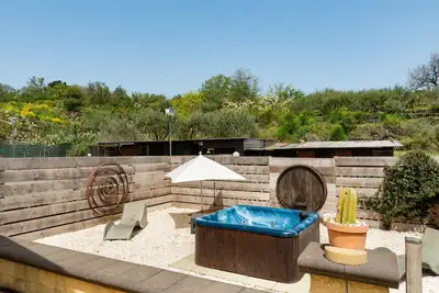 Petite maison 'Etna Ranch' avec Wi-Fi, jardin et climatisation.