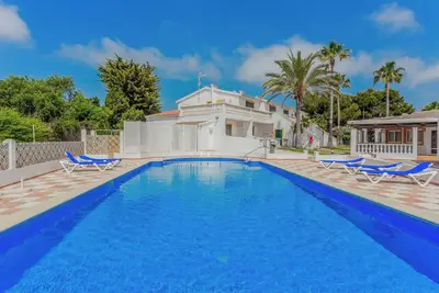 Image de Bel appartement avec porche, piscine, jardin et Wi-Fi