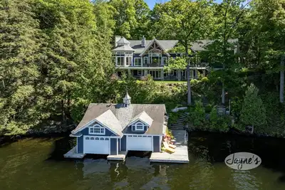 Image de Magnifique chalet familial de 8 chambres et 6 salles de bain sur le lac Rosseau! Salle Muskoka! Table de billard!