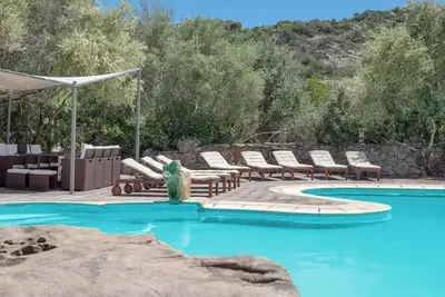 Image de Petite maison avec jardin, terrasse et climatisation